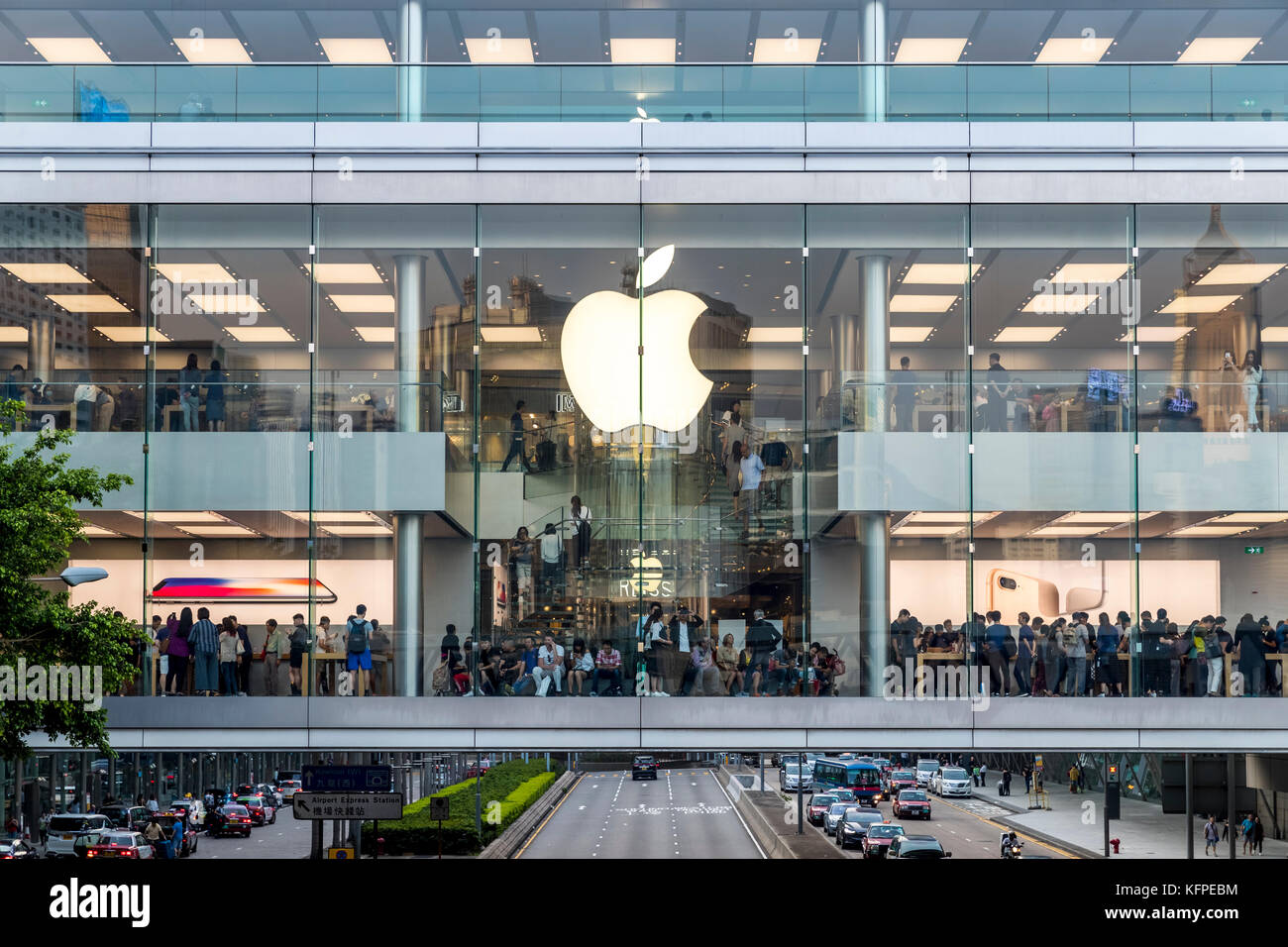 Central, Hongkong - 28. Oktober 2017 : überfüllte Leute kaufen im Apple Store der IFC Mall nur 5 Tage vor der Veröffentlichung des iPhone X am Sonntagnachmittag ein Stockfoto
