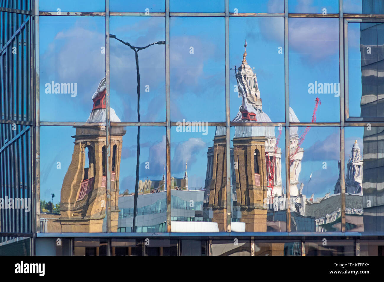 Ein verzerrtes Bild der Cannon Street Station und St. Paul's Kathedrale in Glas Fassade eines Bürogebäudes in London Bridge wider Stockfoto