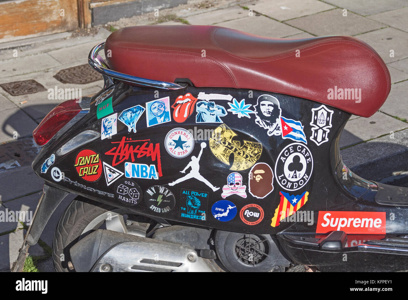 Der sozius Sitz Unterstützung von einem Motorrad ausgiebig mit einer Vielzahl von Aufklebern bedeckt Stockfoto