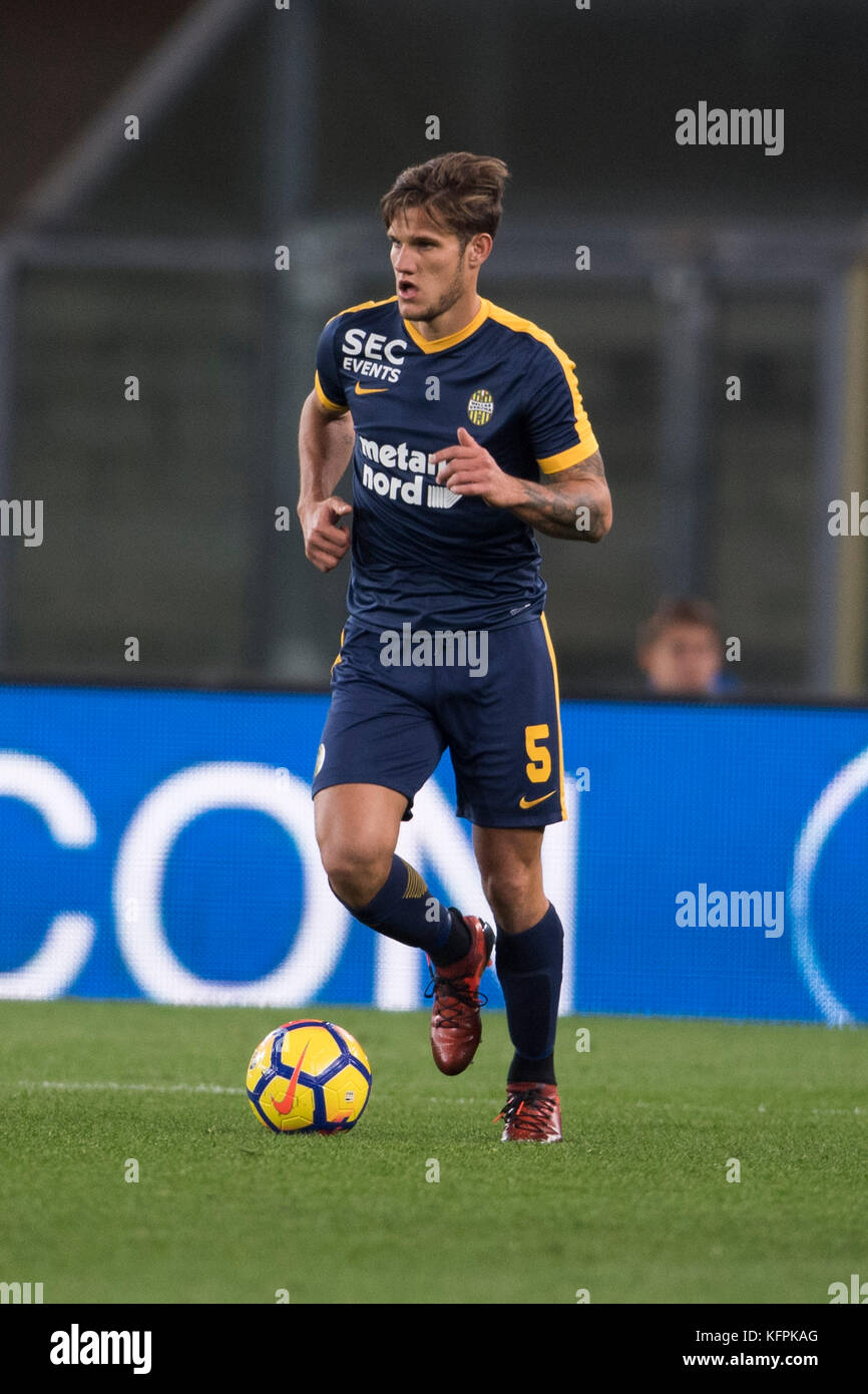 Verona, Italien. 30. Oktober 2017. Bruno Zuculini (Hellas) Fußball/Fußball : italienisches Spiel der Serie A zwischen Hellas Verona 1-2 Inter Mailand im Stadio Marc'Antonio Bentegodi in Verona, Italien. Quelle: Maurizio Borsari/AFLO/Alamy Live News Stockfoto