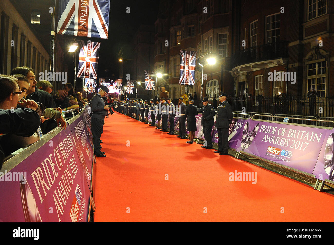 Pride Of Britain Awards 2017. Pride Of Britain Awards 2017, Grosvenor Hotel, Park Lane, London, Vereinigtes Königreich, 30. Oktober 2017. LFW SS 2018 gegen Versace Spring Summer 2018 Show. Quelle: Alamy Live News Stockfoto