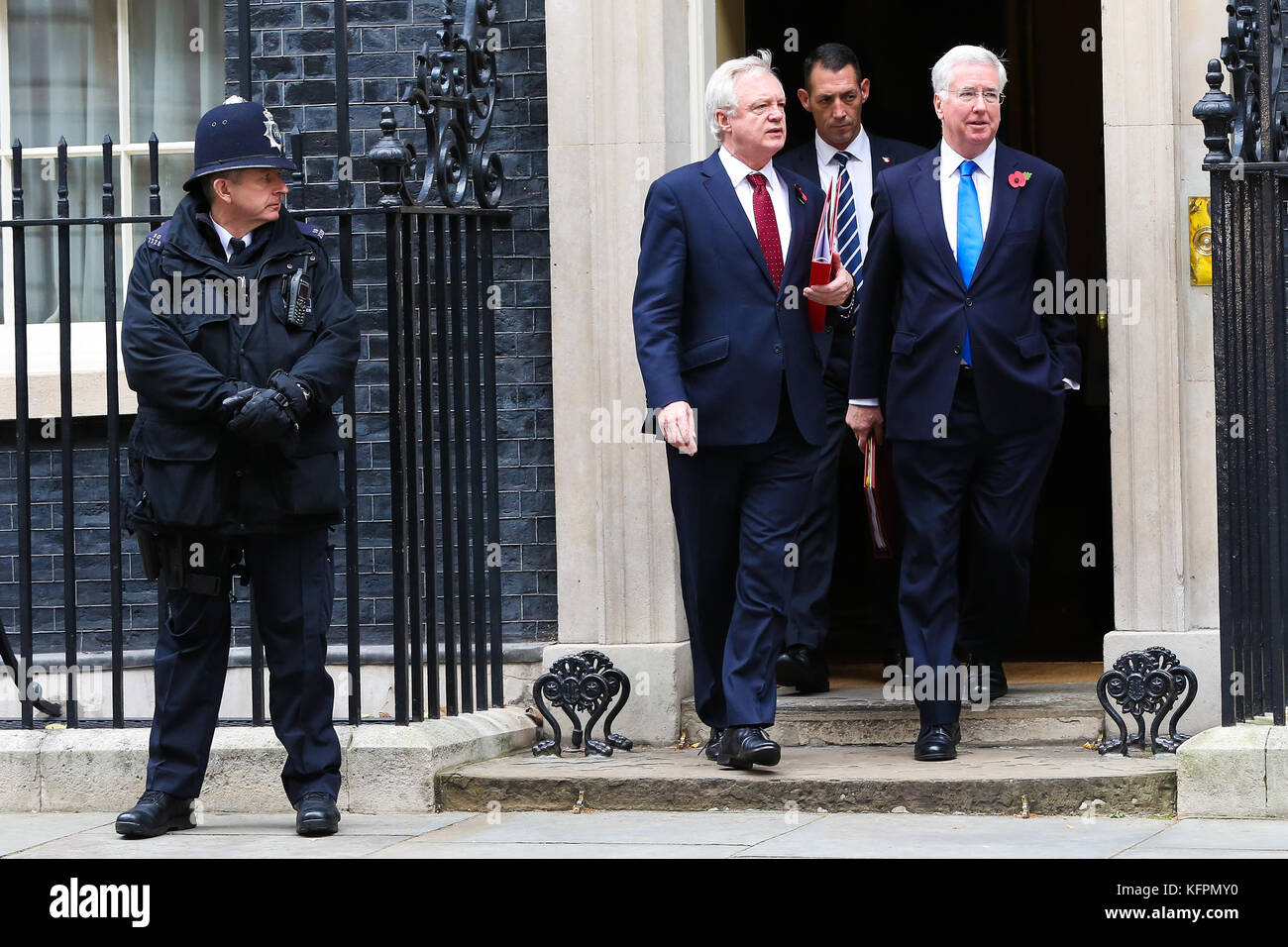 Downing Street. London, Großbritannien. 31 Okt, 2017. David Davis, Staatssekretär für die Europäische Union und Sir Michael Fallon KCB, Staatssekretär für Verteidigung (l und r) Blätter Downing Street Nr.10 nach der Teilnahme an der wöchentlichen Kabinettssitzung. Credit: Dinendra Haria/Alamy leben Nachrichten Stockfoto