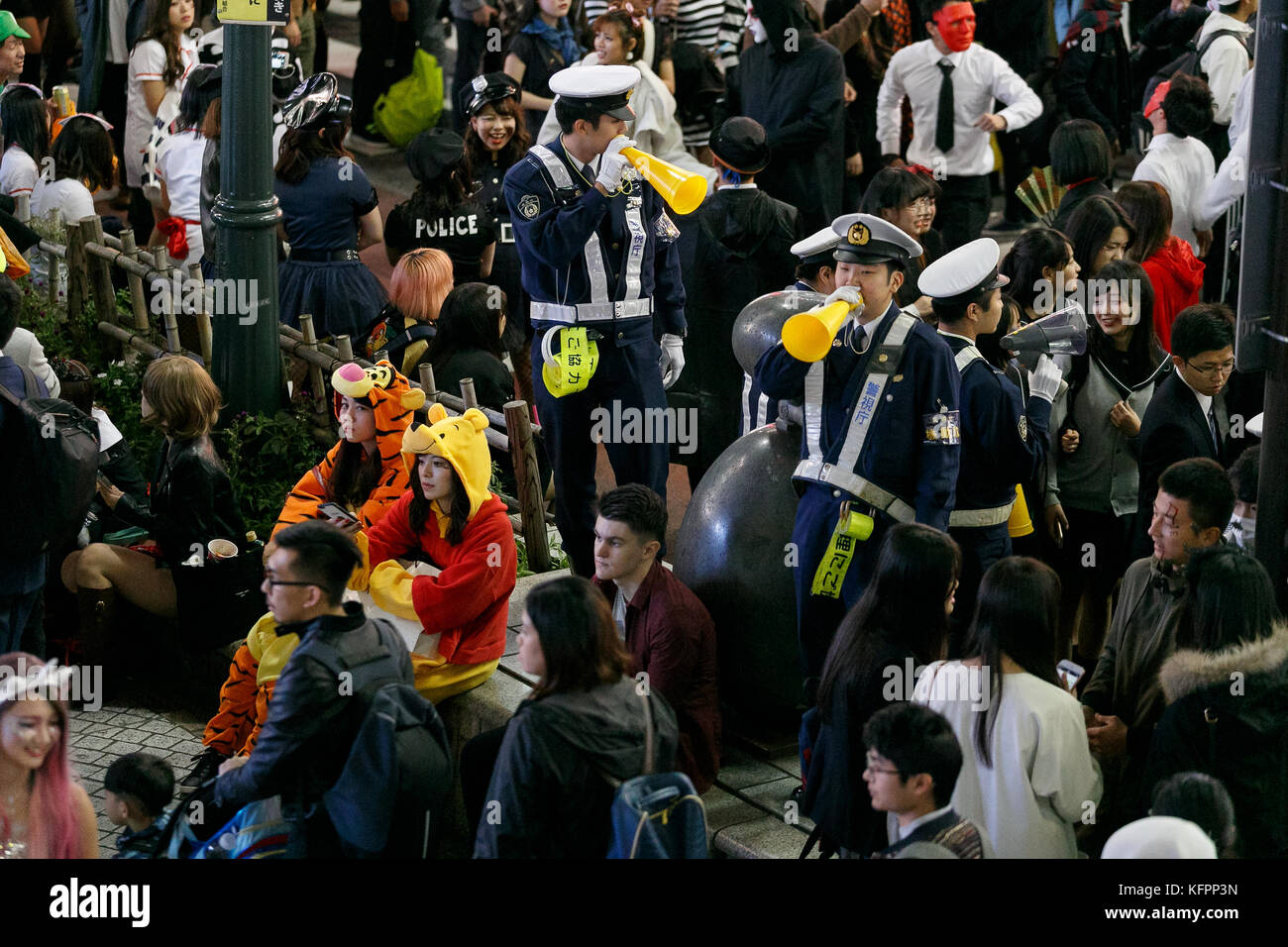 Tokio, Japan. 31 Okt, 2017. Tokyo Metropolitan Polizei Kopfstützen Fußgänger Zugang während der Halloween Feiern in shibuya am 31. Oktober 2017, Tokio, Japan. Tausende junge Erwachsene sammeln die jährliche Veranstaltung in Shibuya und Roppongi zu feiern. erhöhte Präsenz von Sicherheitspersonal gesehen können rund um den berühmten shibuya Scramble Crossing. Credit: rodrigo Reyes Marin/LBA/alamy leben Nachrichten Stockfoto