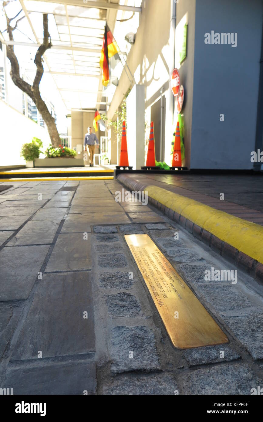 Buenos Aires, Argentinien. 30. Oktober 2017. A Stolperstein (L, lit. Stolperstein) am Eingang der Pestalozzi-Schule in Buenos Aires, Argentinien, 30. Oktober 2017. Die Gedenkstätte ehrt die Schule als Zufluchtsort für die im Nationalsozialismus Verfolgten. Der Stein wurde von der 90-jährigen ehemaligen Schülerin Strauss gelegt, die im Alter von 10 Jahren mit ihrer jüdischen Familie aus Nazi-Deutschland nach Argentinien floh. Kredit: Florencia Martin/dpa/Alamy Live News Stockfoto