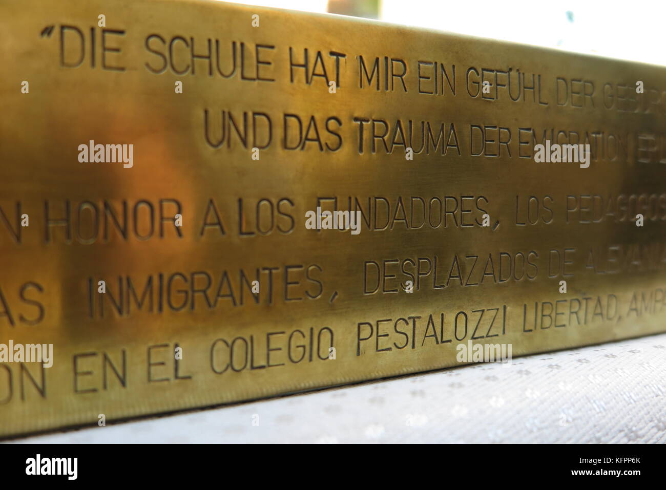 Buenos Aires, Argentinien. 30. Oktober 2017. Der Stolperstein wurde am 30. Oktober 2017 in der Pestalozzi-Schule in Buenos Aires, Argentinien, gelegt. Die Gedenkstätte ehrt die Schule als Zufluchtsort für die im Nationalsozialismus Verfolgten. Kredit: Florencia Martin/dpa/Alamy Live News Stockfoto