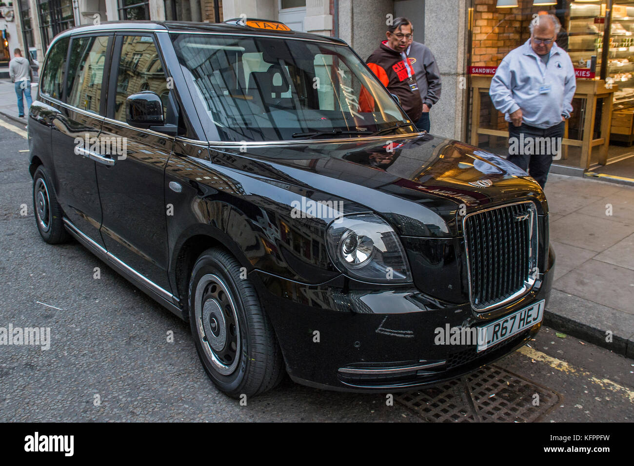 London, Großbritannien. 31 Okt, 2017. Ein paar cabies Park ihr Darlehen cab Bei einem Probelauf - das London Electric Vehicle Company's (LEVC) alle - neue TX-Plug-in-Range-extender London Taxi. Die Plug-in-Ersatz für die TX4 ist Verfügbar outright für £ 55,599 zu kaufen, während ein Business Lease von £ 177 pro Woche. London 31. Okt 2017. Credit: Guy Bell/Alamy leben Nachrichten Stockfoto