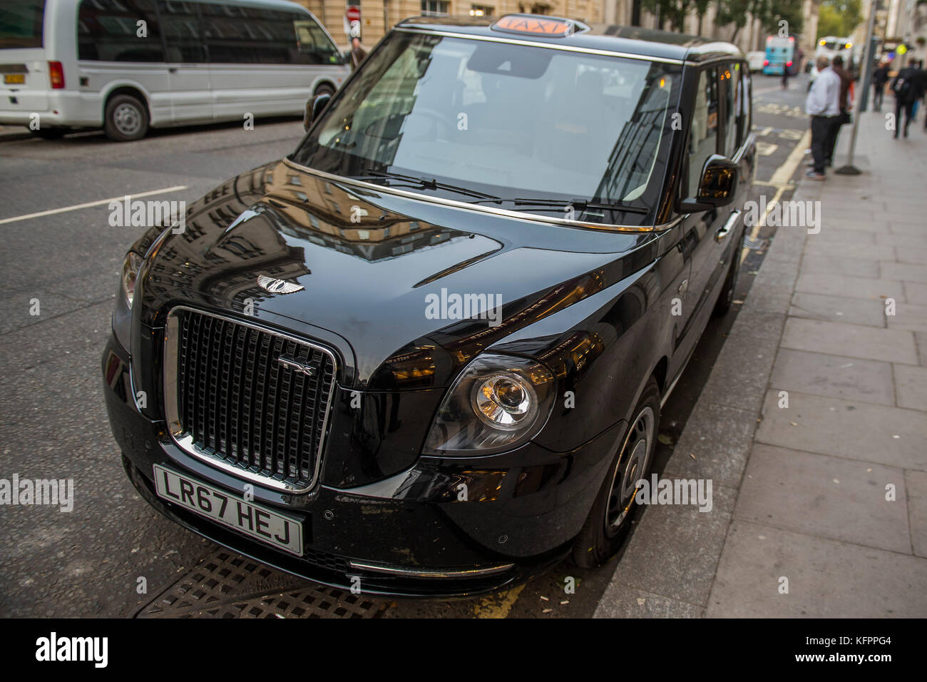 London, Großbritannien. 31 Okt, 2017. Ein paar cabies Park ihr Darlehen cab Bei einem Probelauf - das London Electric Vehicle Company's (LEVC) alle - neue TX-Plug-in-Range-extender London Taxi. Die Plug-in-Ersatz für die TX4 ist Verfügbar outright für £ 55,599 zu kaufen, während ein Business Lease von £ 177 pro Woche. London 31. Okt 2017. Credit: Guy Bell/Alamy leben Nachrichten Stockfoto