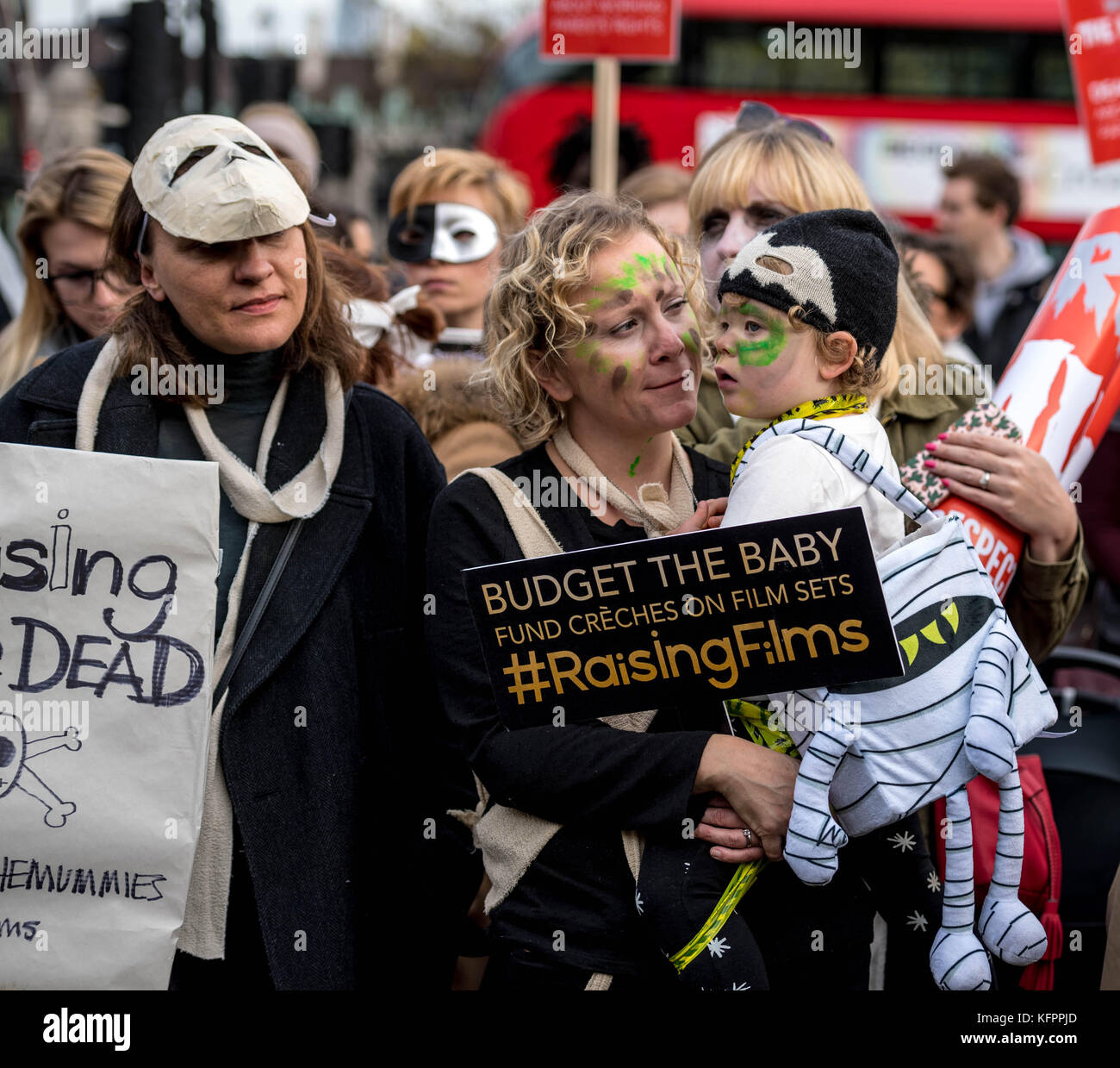 London, 31. Oktober 2017, März von Mumien protestieren für bessere Arbeitsbedingungen Mutter Rechte einschließlich der besseren maternaity verlassen und Mutterschaft pay Credit: Ian Davidson/alamy leben Nachrichten Stockfoto