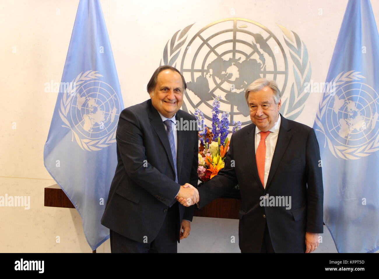 Uno, New York, USA. 31 Okt, 2017. un-sec-gen Antonio Guterres met UN-Menschenrechtsrat Präsident Joaquin Alexander maza Martelli, unter Drohungen der USA beenden Hrc. Credit: Matthew Russell Lee/alamy leben Nachrichten Stockfoto