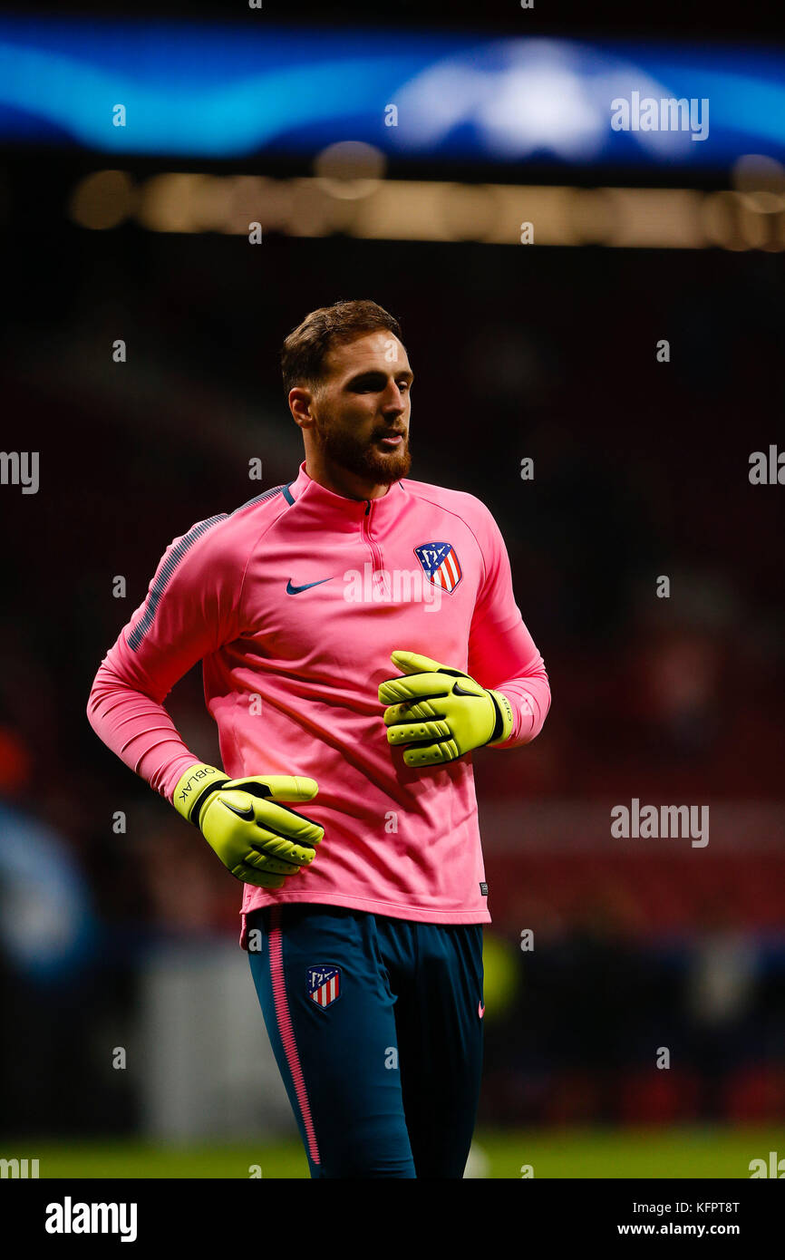 Jan Oblak (13) Atletico de Madrid Spieler vor dem Spiel warm-up UCL Champions League zwischen Atletico de Madrid Qarabag am Wanda Metropolitano Stadion in Madrid, Spanien, 31. Oktober 2017 vs. Credit: Gtres Información más Comuniación auf Linie, S.L./Alamy leben Nachrichten Stockfoto