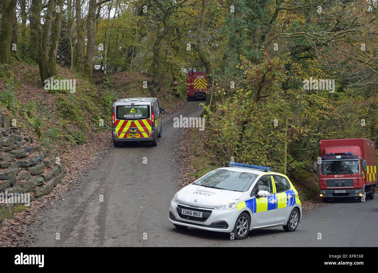 Ein Polizeifahrzeug für Suchhunde fährt auf die Szene in Llangammarch Wells, Powys, zu, nachdem mehrere Familienmitglieder nach einem Brand, der durch ein Bauernhaus im ländlichen Wales gerissen wurde, tot gefürchtet wurden. Stockfoto