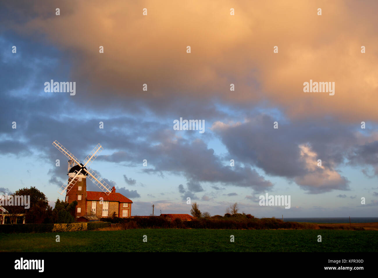 Weybourne towermill Norfolk in der Morgendämmerung, es wurde 1850 an der Nordseite des Sheringham Straße gebaut. Stockfoto