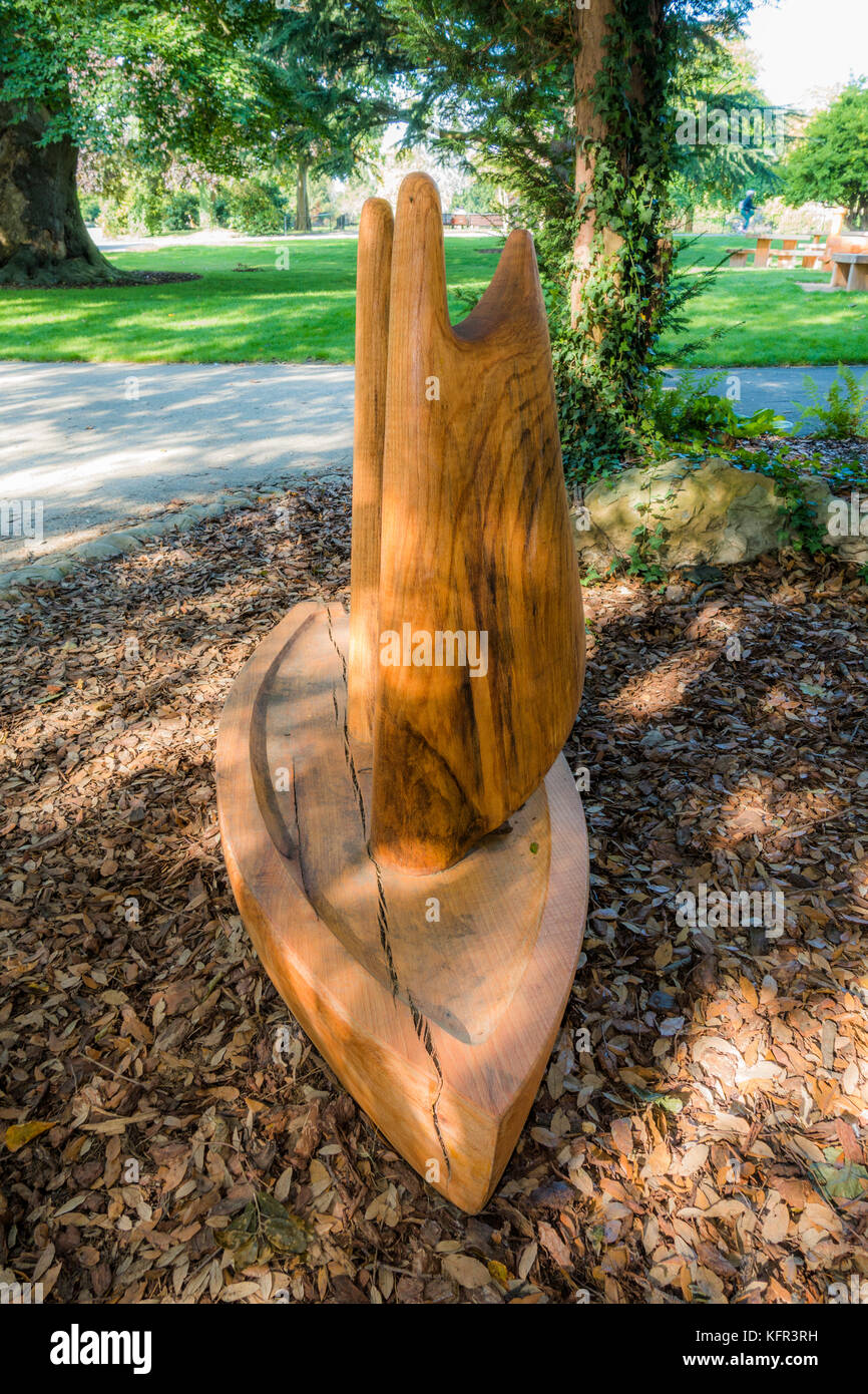 Eine dekorative Modell Holz- boot Carving, fast unter den Bäumen im Schatten des Gunnersbury Park versteckt im frühen Herbst, West London, England, UK. Stockfoto