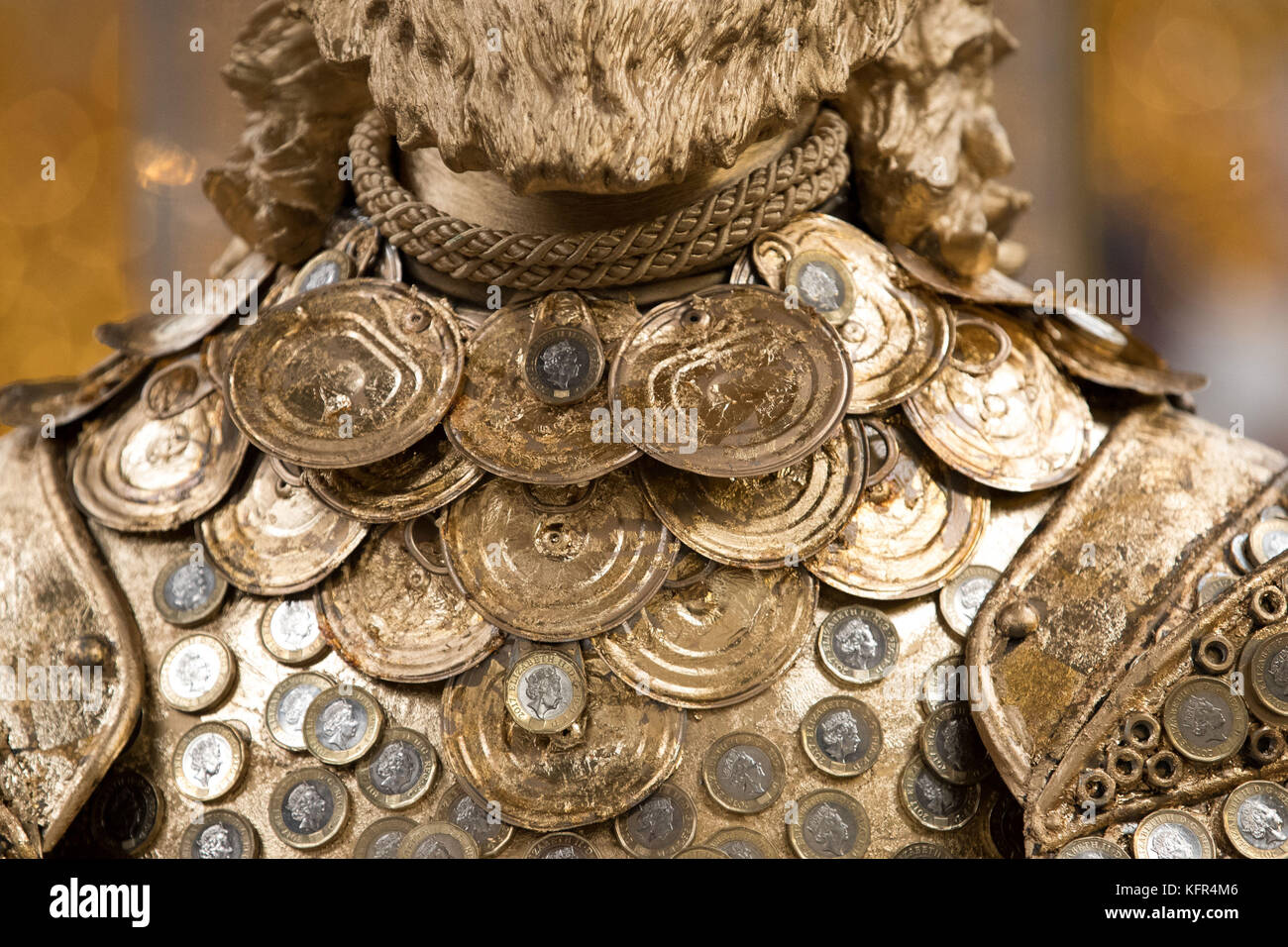 Detail der Kreation der Theaterdesignerin Debbie Rees Deacon, einer King Midas-Statue aus 1-Pfund-Münzen und anderem recyceltem Material, im britischen Eisenwerkzentrum in Oswestry, Shropshire. Stockfoto