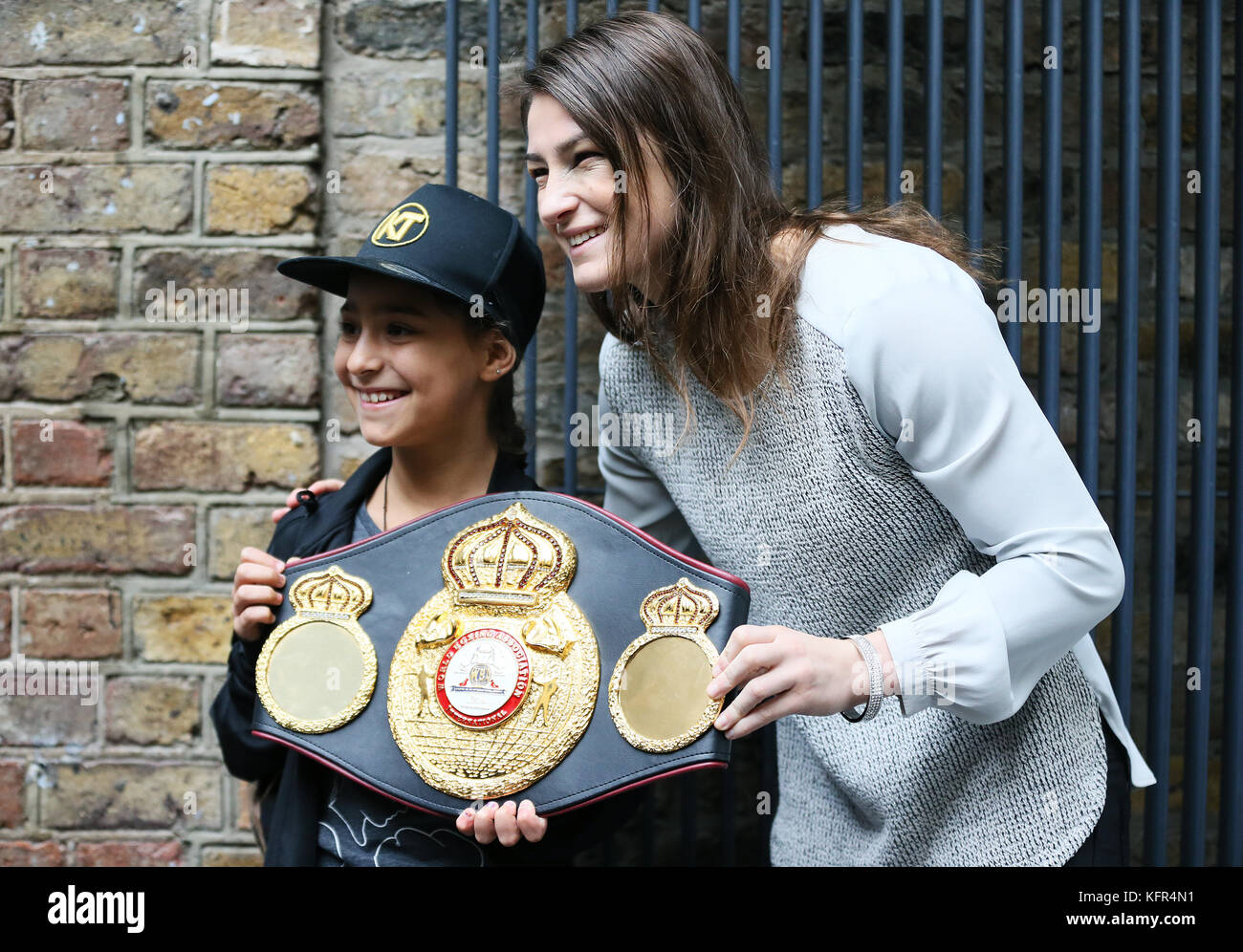 Katie Taylor, die frisch gekrönte WBA-Weltmeisterin im Leichtbau, posiert während einer Pressekonferenz im Irish Film Institute in Dublin für ein Foto mit Ilaria Borza, 9, aus Knocklyon. Stockfoto