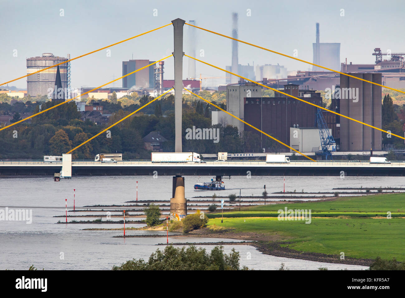 Rheinbrücke der Autobahn A40 bei Duisburg, stark beschädigte Autobahnbrücke, mit vielen Rissen im Brückenkörper, Arbeitsbühnen unter der Brücke Stockfoto