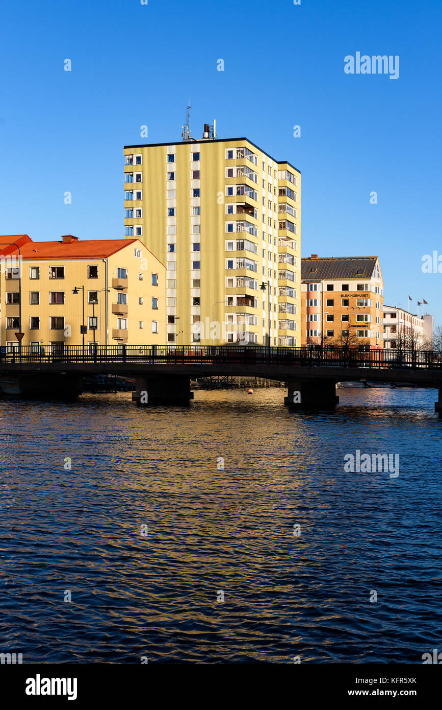 Karlskrona, Schweden - 30. Oktober 2017: Umwelt Dokumentarfilm. Morgen Stadtbild an stumholmssundet Ab stumholmen Insel gesehen. Stockfoto