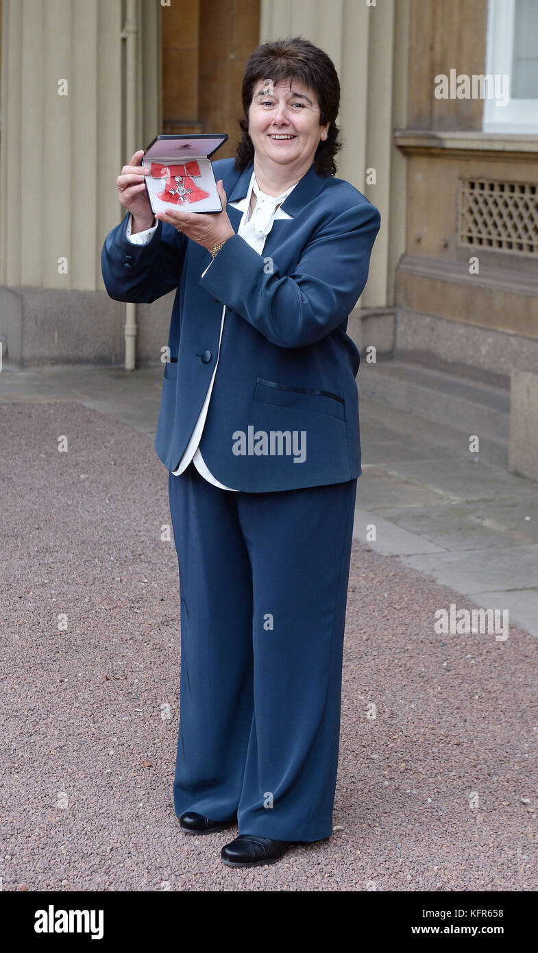 Der ehemalige walisische Fußball-Nationalspieler Michele Adams hält den MBE, den ihr der Herzog von Cambridge bei der Investiturfeier im Buckingham Palace im Zentrum Londons überreicht hat. Stockfoto