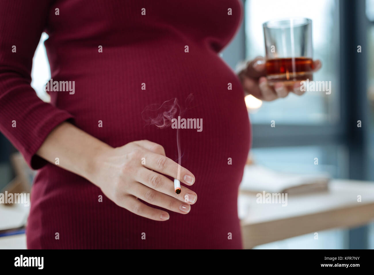 Nahaufnahme der zukünftigen Mutter mit schlechten Gewohnheiten Stockfoto