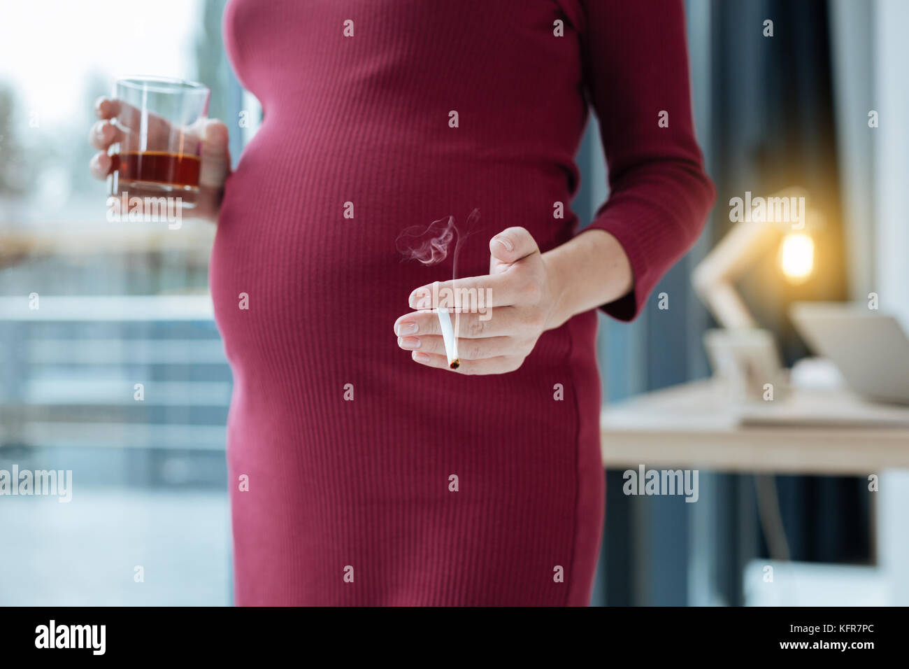 Nahaufnahme der schwangeren Frau tun Schaden zu Ihrem zukünftigen Kind Stockfoto
