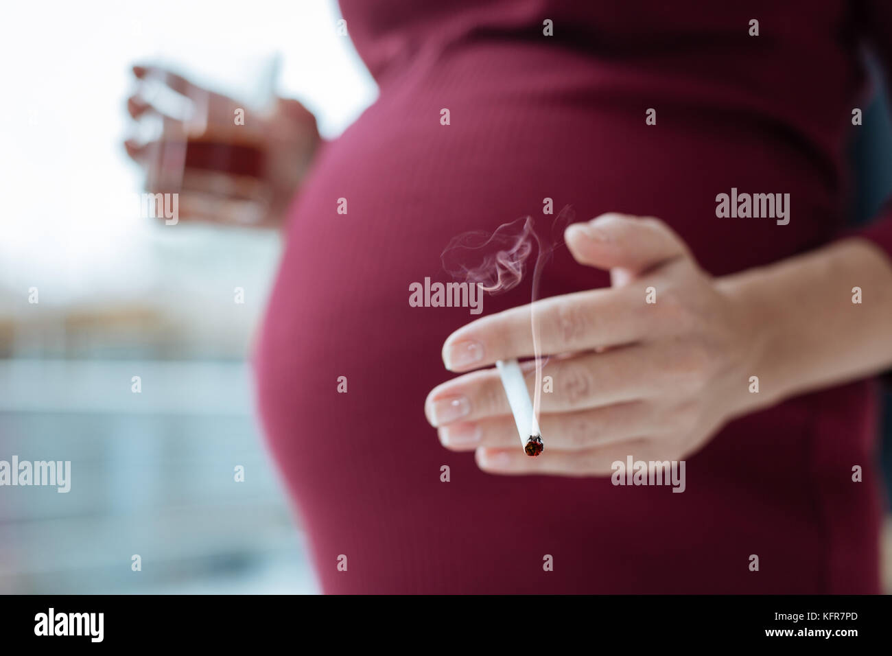 Nahaufnahme der frivole Frau erwartet Kind Stockfoto