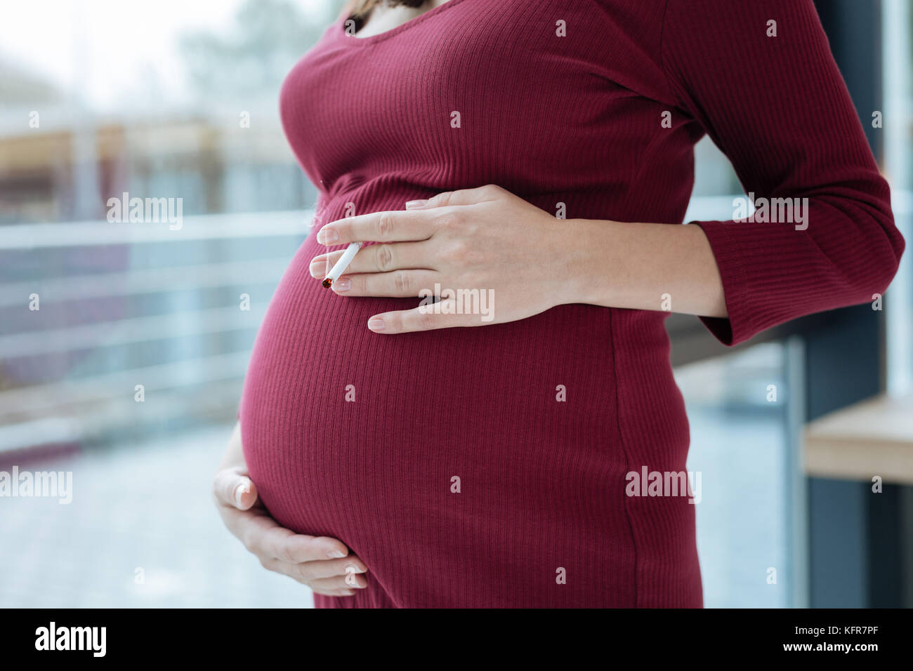 Nahaufnahme der rauchenden Mutter Stockfoto
