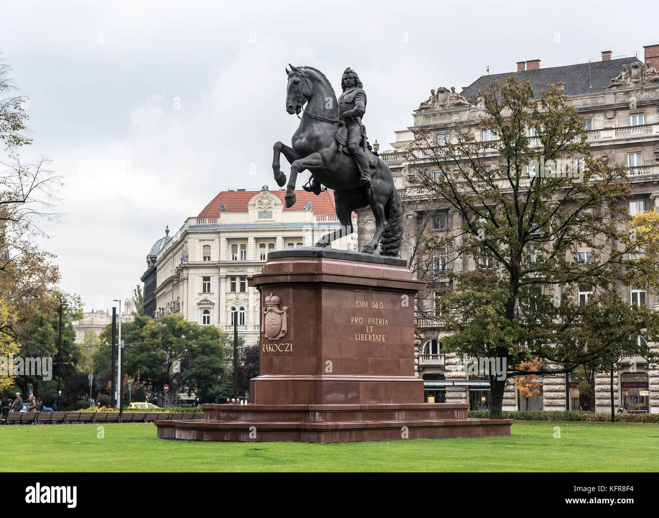 Statue von Ferenc Rákóczi vor dem Hintergrund der Parlamentsgebäude in Budapest Ungarn Stockfoto