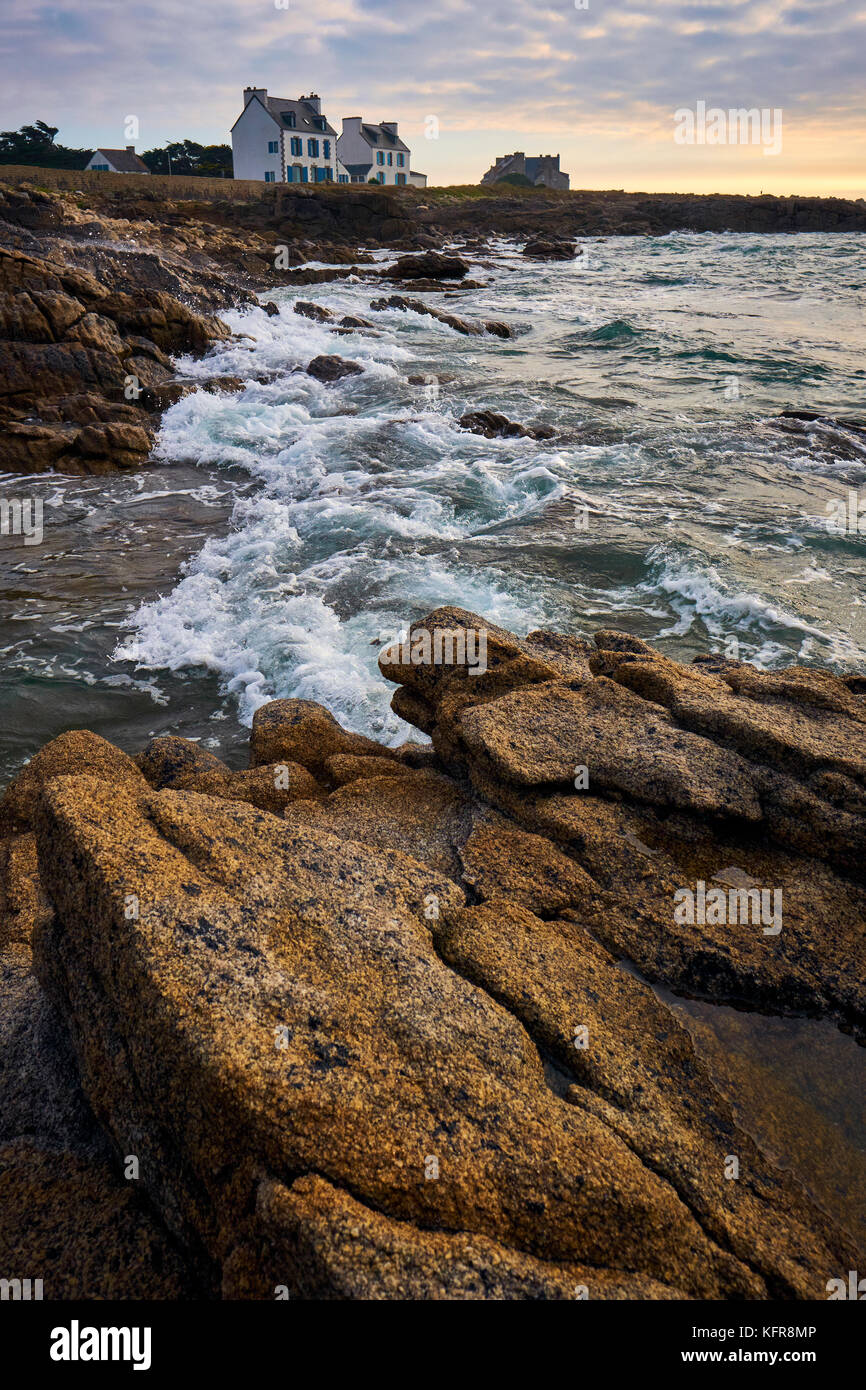 Die felsige Küste des Finistère in Saint Guenole Penmarc'h Bretagne Frankreich Pays Bigouden. Stockfoto