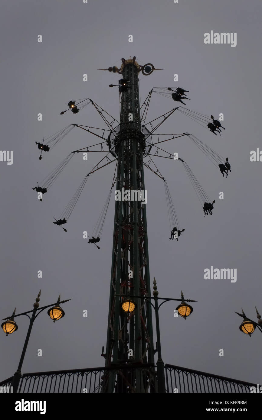 Der goldene Turm Fahrt am Vergnügungspark Tivoli mit Menschen, Besucher, Touristen, Attraktionen. Stadt Blick auf die Stadt Kopenhagen in Dänemark, Stockfoto