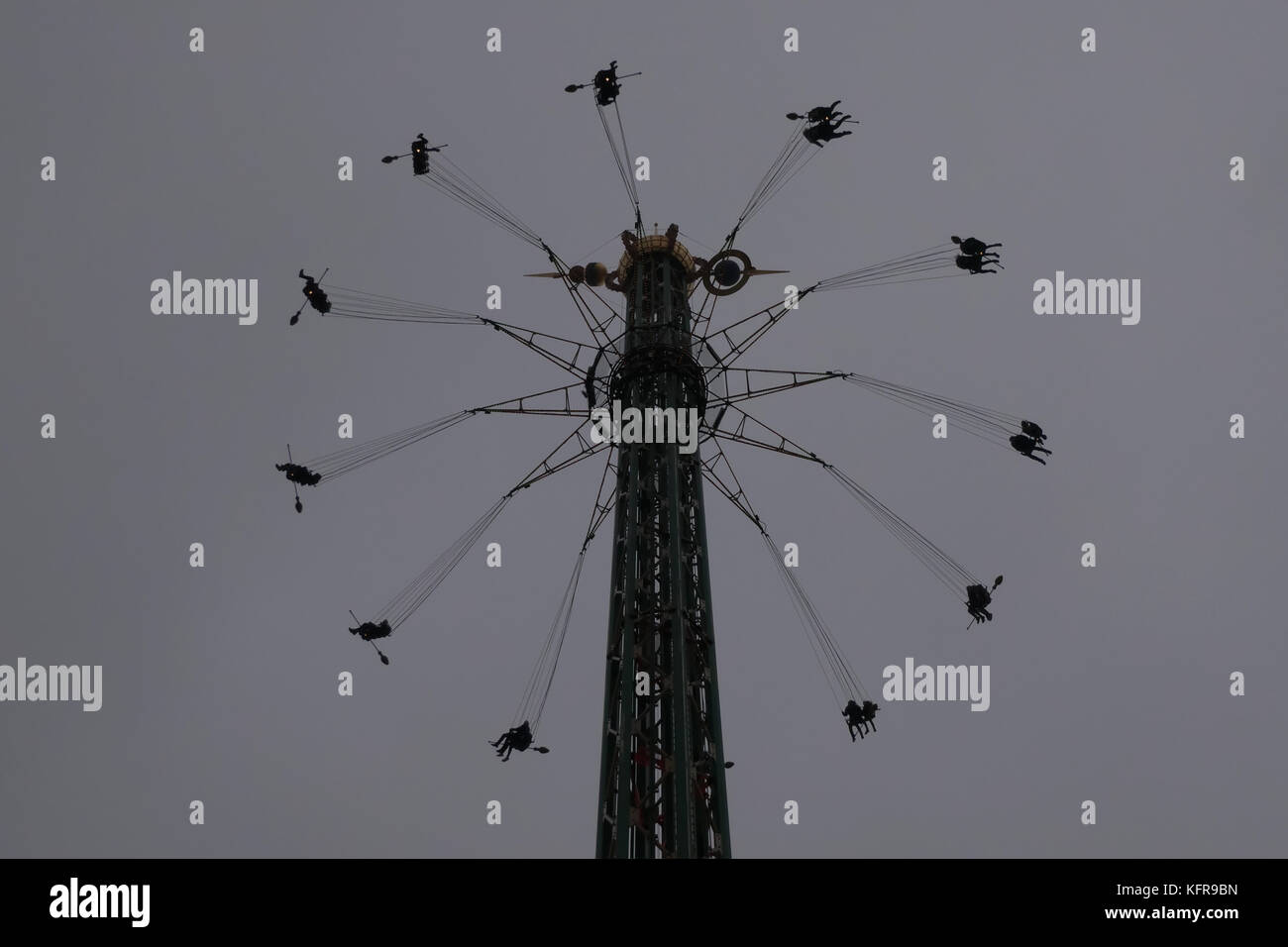 Der goldene Turm Fahrt am Vergnügungspark Tivoli mit Menschen, Besucher, Touristen, Attraktionen. Stadt Blick auf die Stadt Kopenhagen in Dänemark, Stockfoto