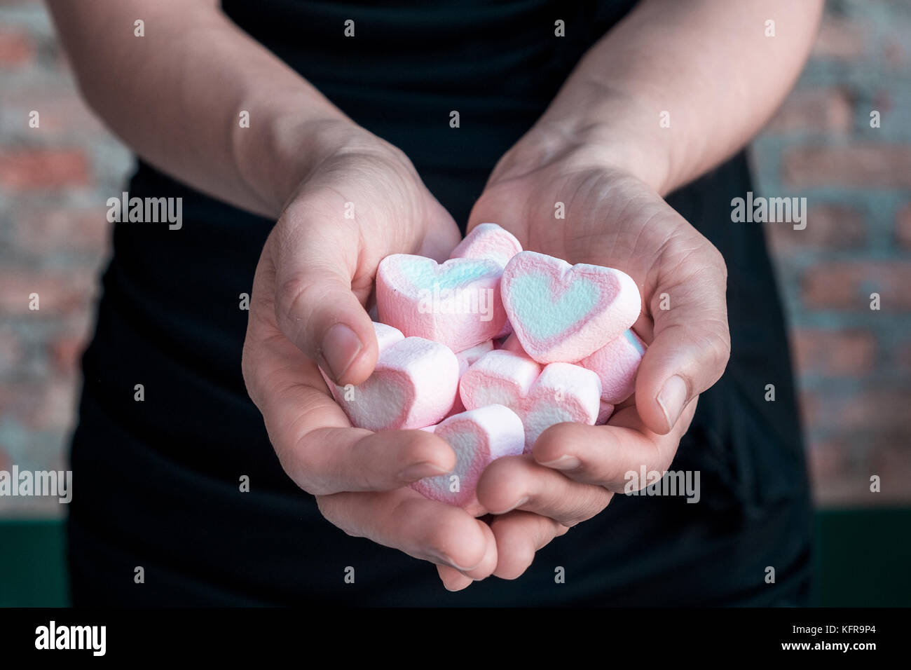 Marshmallow in den Händen des Mädchens Stockfoto