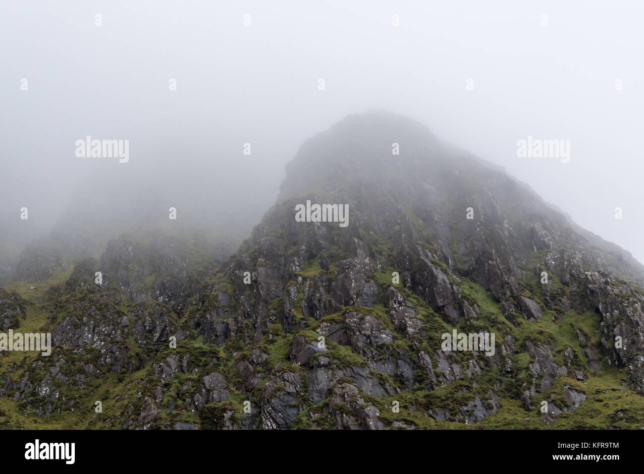 Nebligen Berge auf der Conor Pass Stockfoto