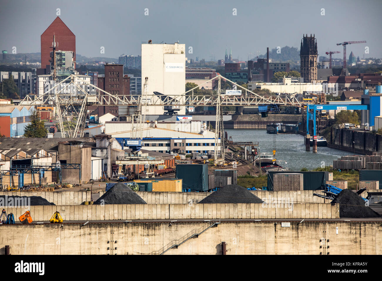 Duisburger Häfen, rheinkai Nord, äußeren Hafen, im Hintergrund der Innenstadt mit den inneren Hafen, am Rhein, Duisburg, Deutschland Stockfoto