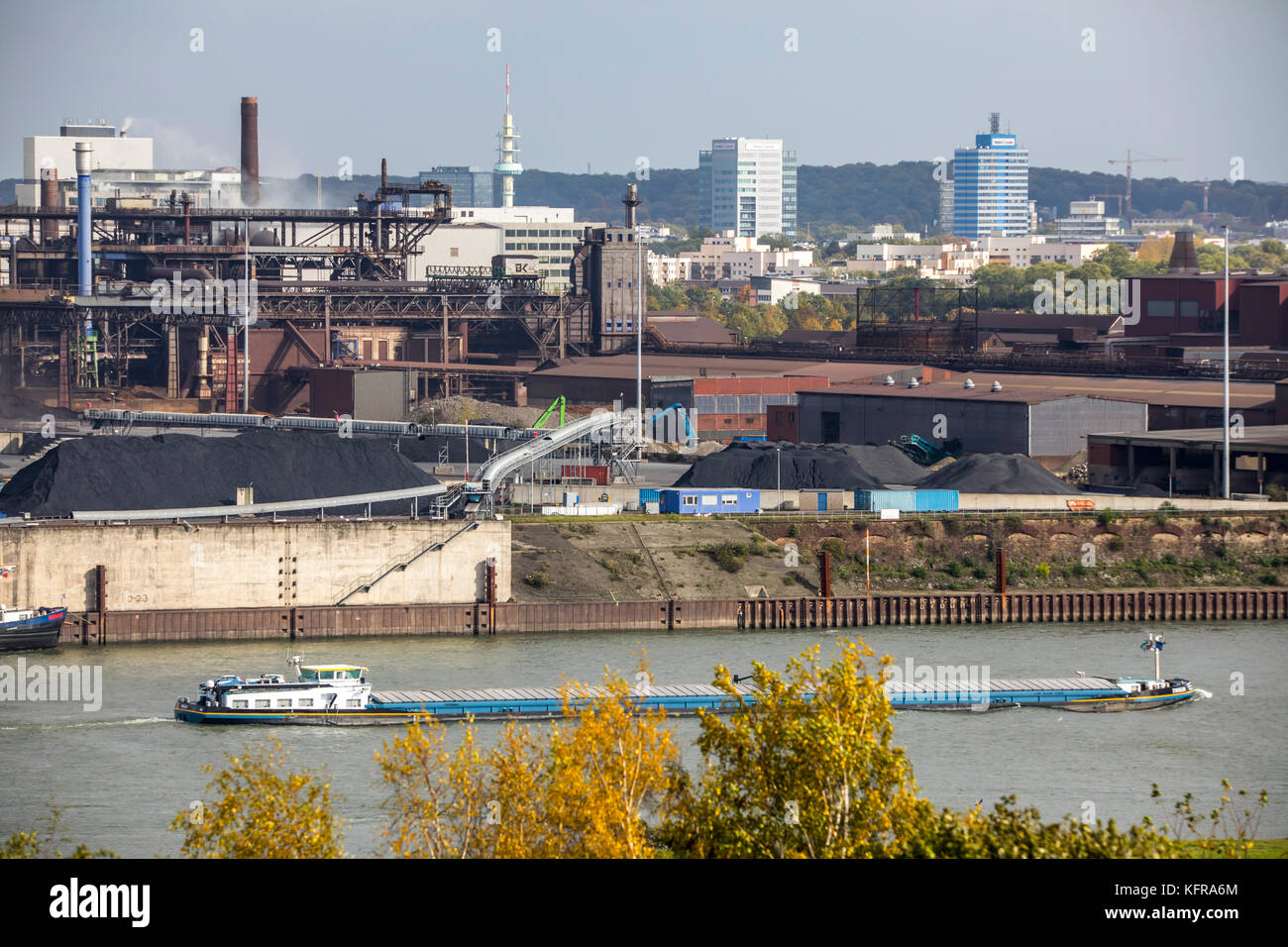 Duisburger Häfen, rheinkai Nord, äußeren Hafen, im Hintergrund der Innenstadt mit den inneren Hafen, am Rhein, Duisburg, Deutschland Stockfoto