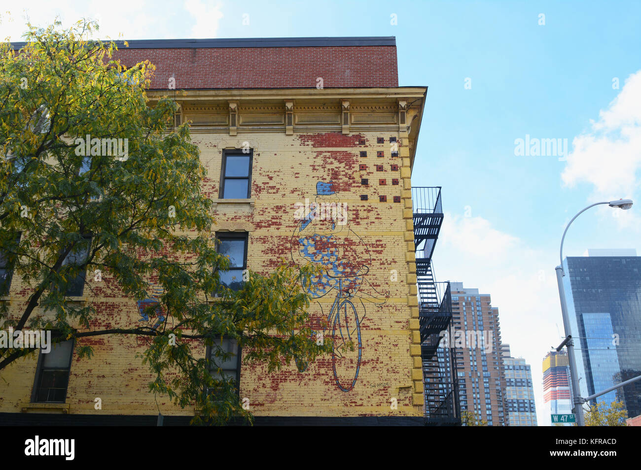 NEW YORK - 23. OKTOBER 2017: Mauer von Kiehl's Gebäude an der Ecke West 37th Street und 9th Avenue, mit Peeling gelbe Farbe und verwitterten Wandbild Stockfoto