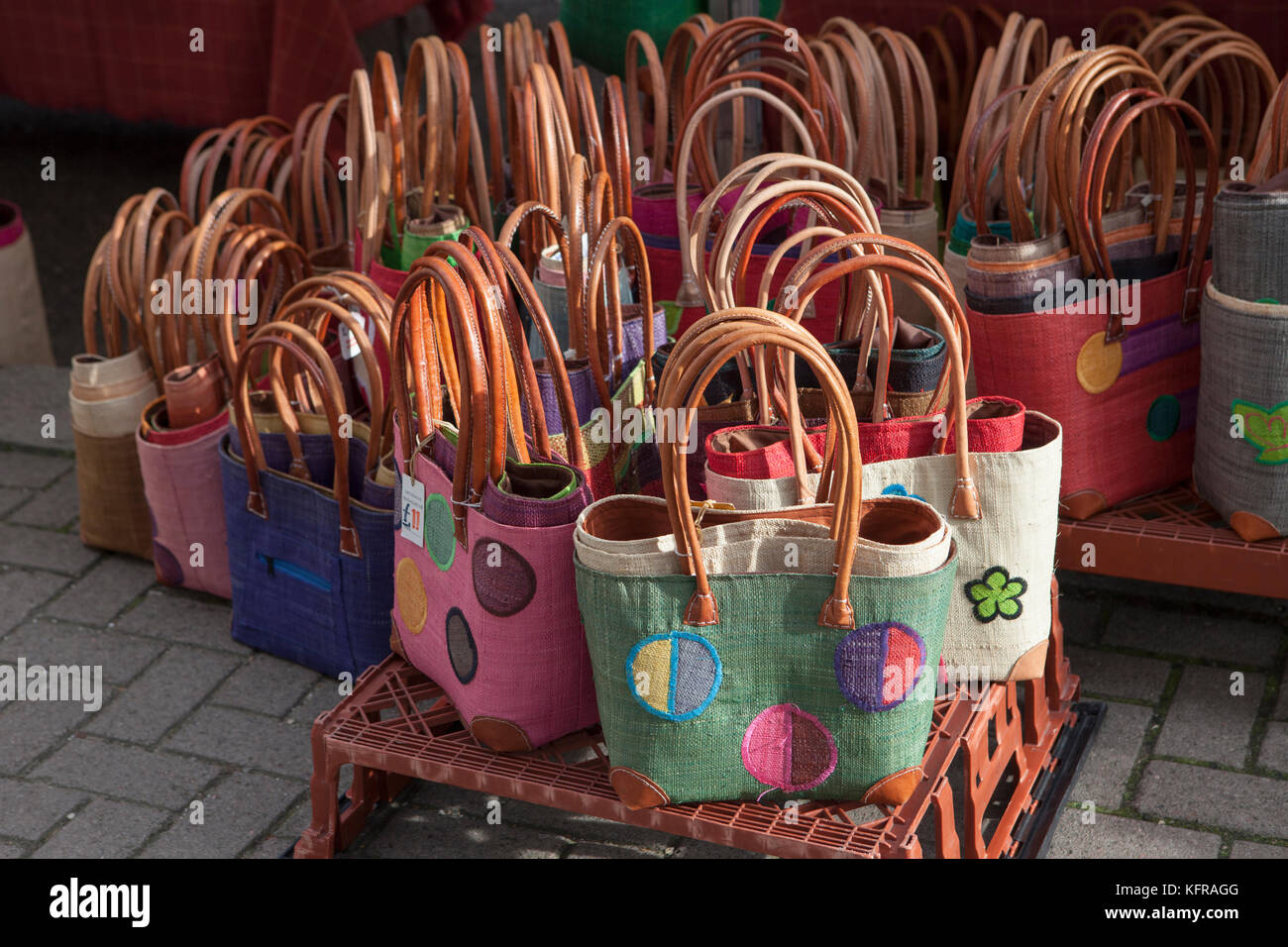 Farbige Körbe auf einem Markt in einem französischen Markt in Großbritannien Abschaltdruck Stockfoto