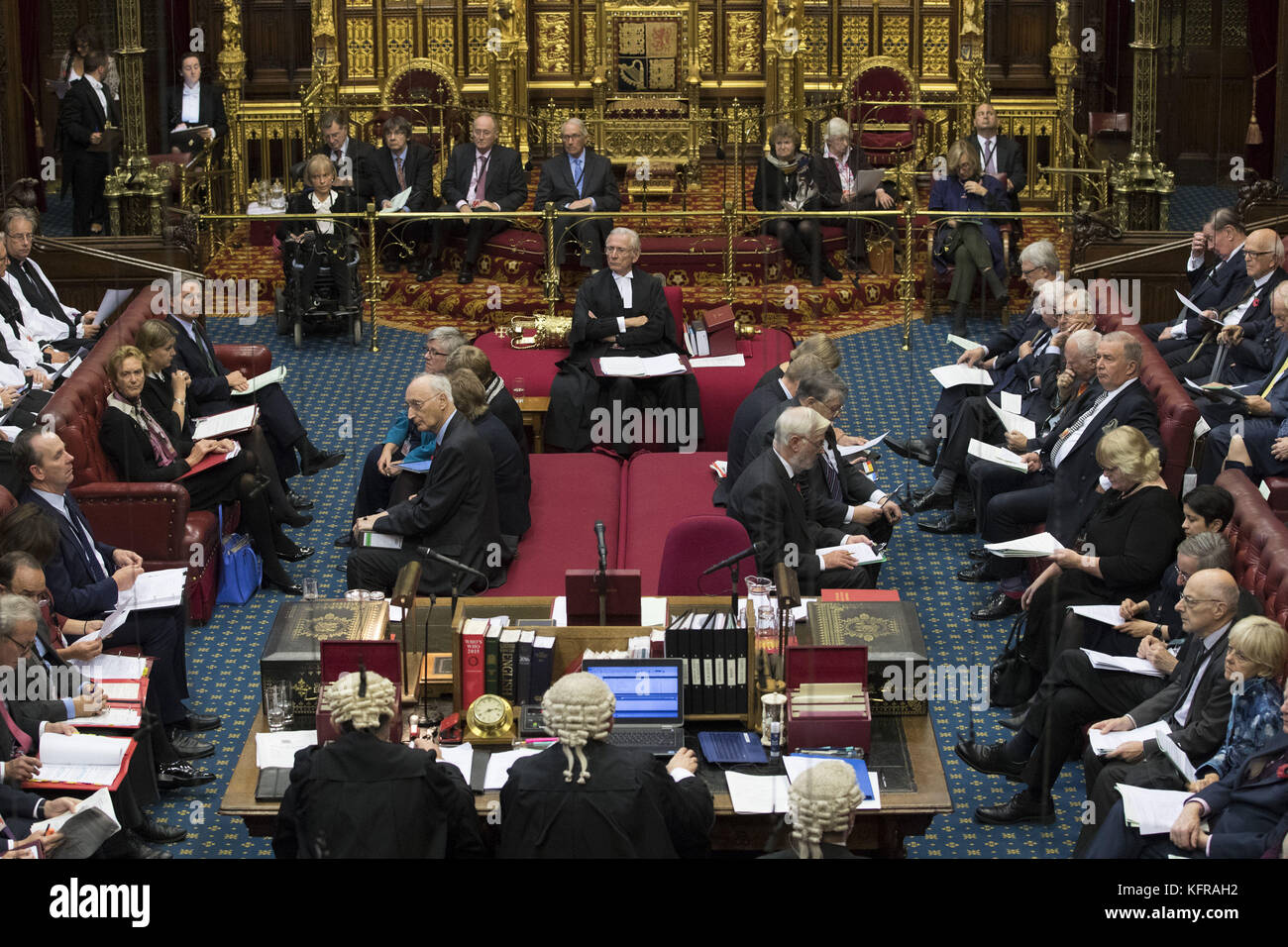 Lord Speaker Lord Fowler (Mitte) hört sich die Debatte an, nachdem er Mitgliedern des House of Lords in London einen Bericht vorgelegt hat, in dem er Gleichaltrige davor warnte, dass die Größe des House of Lords 1,000 treffen wird, wenn politische Parteien ihre Pläne zur Kürzung von Zahlen nicht unterbieten. Stockfoto