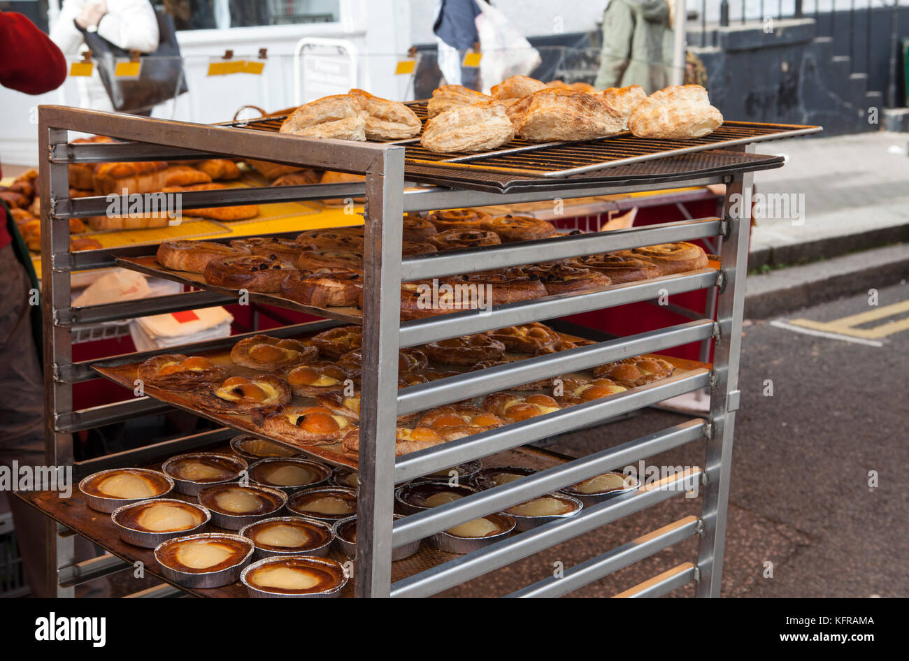 Brot Rack mit Brot und Croissants im französischen Markt in Großbritannien Stockfoto