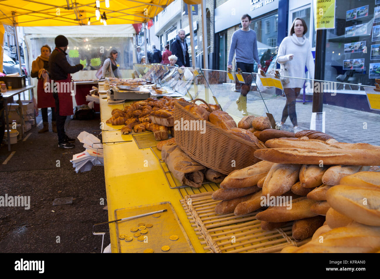 Bäcker in einem französischen Markt in Großbritannien Abschaltdruck Stockfoto