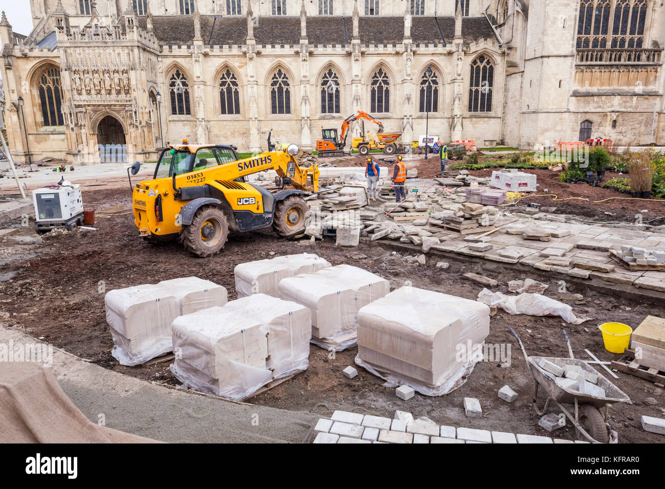 Große Landschaftsbau in Arbeit an der Kathedrale von Gloucester UK Stockfoto