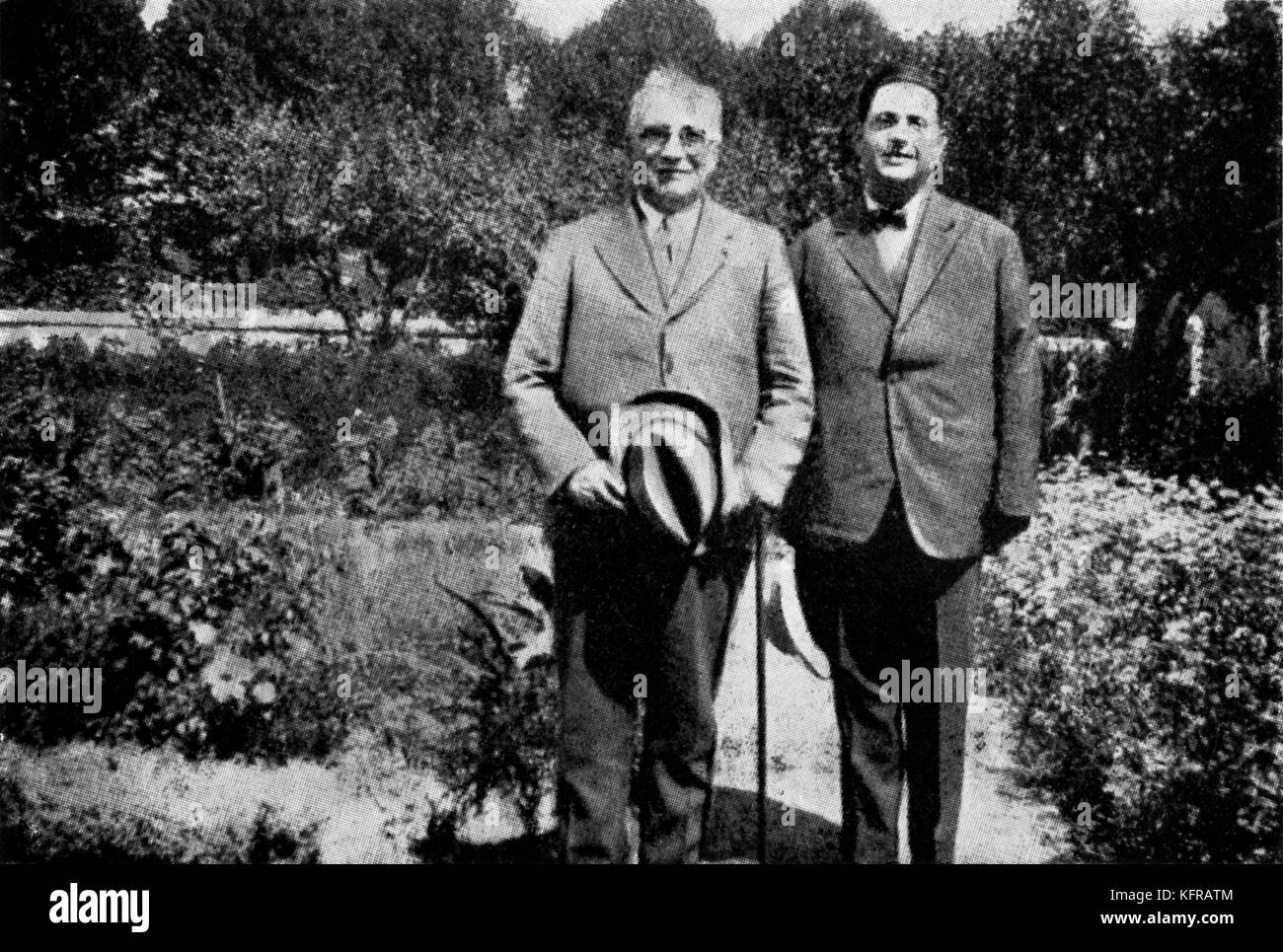 Paul Claudel und Darius Milhaud (rechts), 1930. PC: französischer Dichter und Dramatiker: 6 August 1868 - 23. Februar 1955. DM: der französische Komponist 4 September 1892 - 22. Juni 1974. Stockfoto