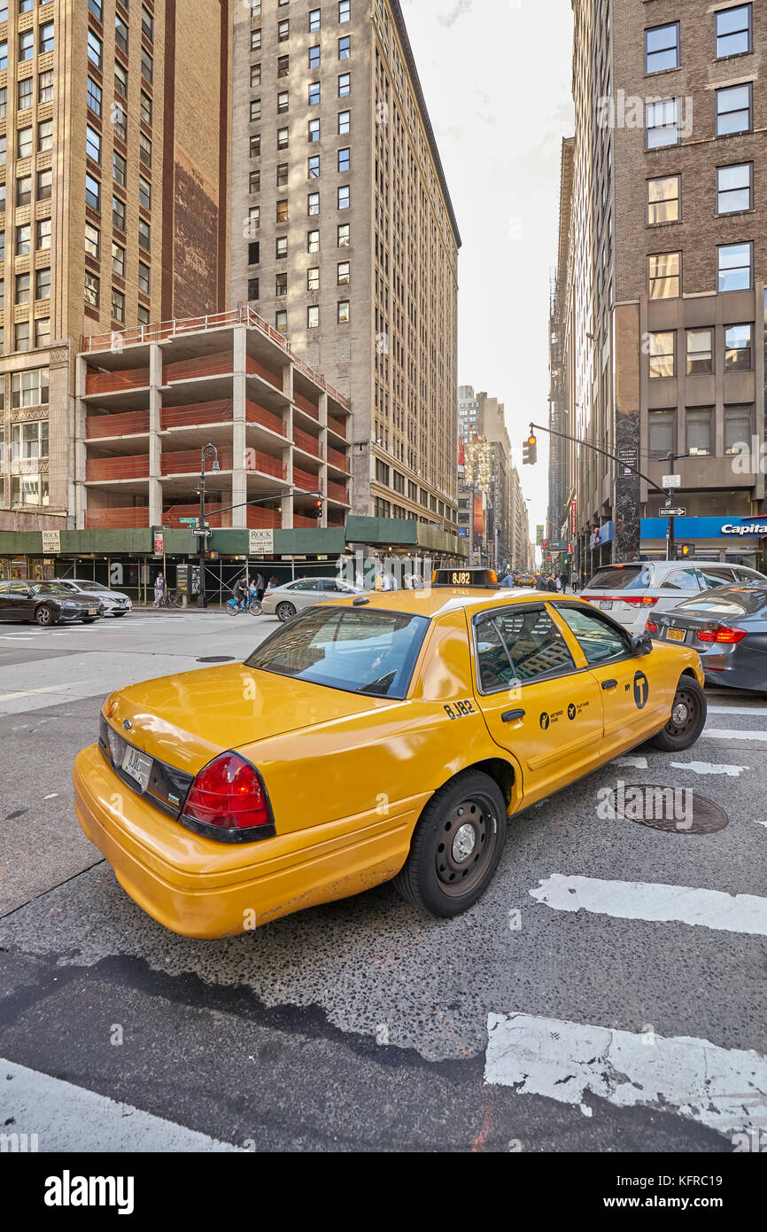 New York, USA - 26. Mai 2017: Yellow cab auf der 6. Avenue bei Sonnenuntergang. Stockfoto