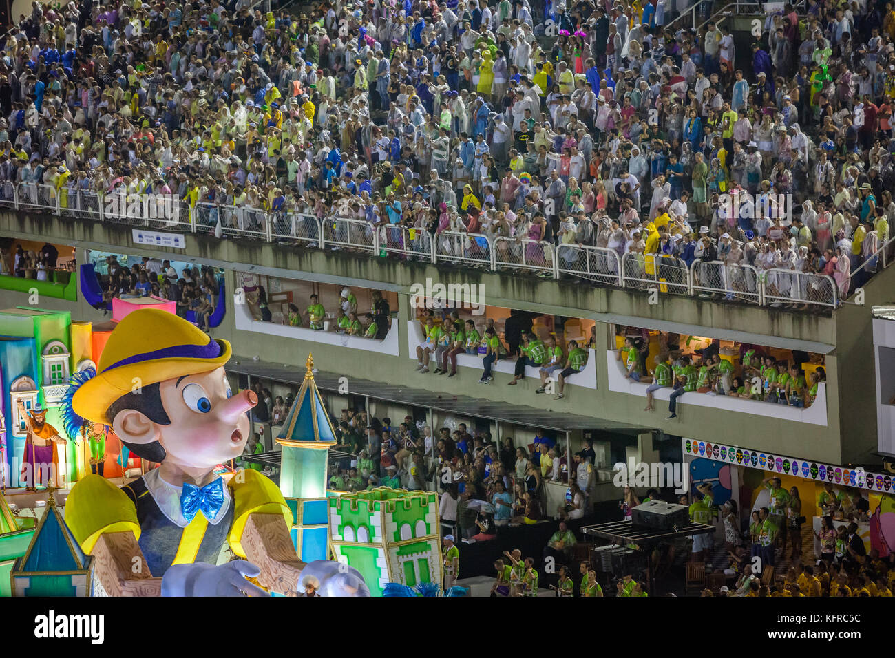 Show mit Dekorationen auf Karneval in Rio de Janeiro. Der Karneval in Rio ist das größte Karneval in der Welt. Stockfoto