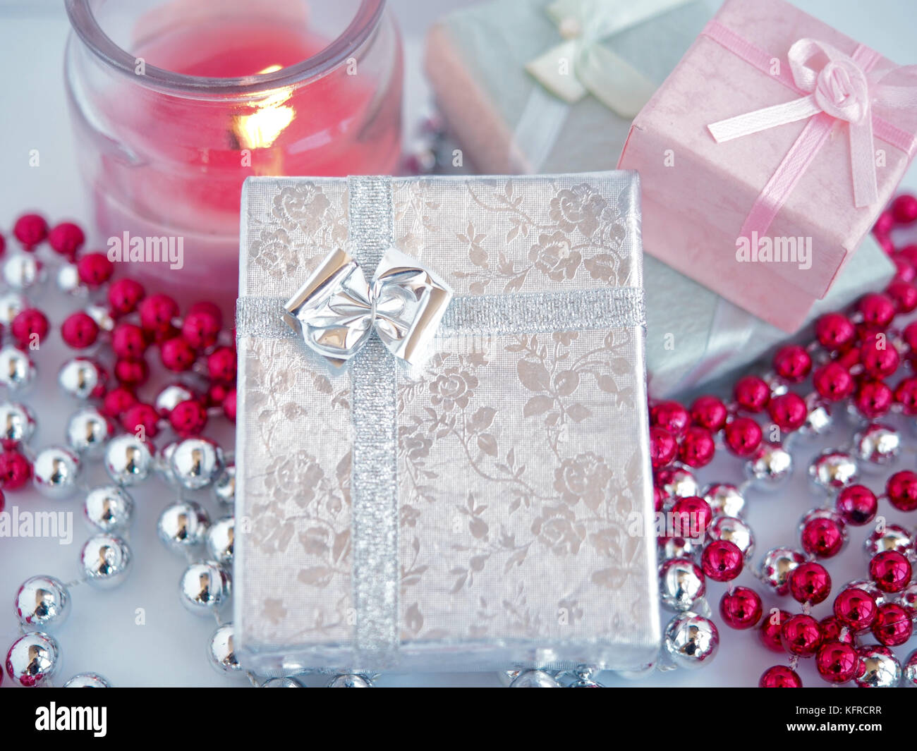 Foto von verpackten Geschenke oder Geschenke für Weihnachten oder Geburtstag Stockfoto