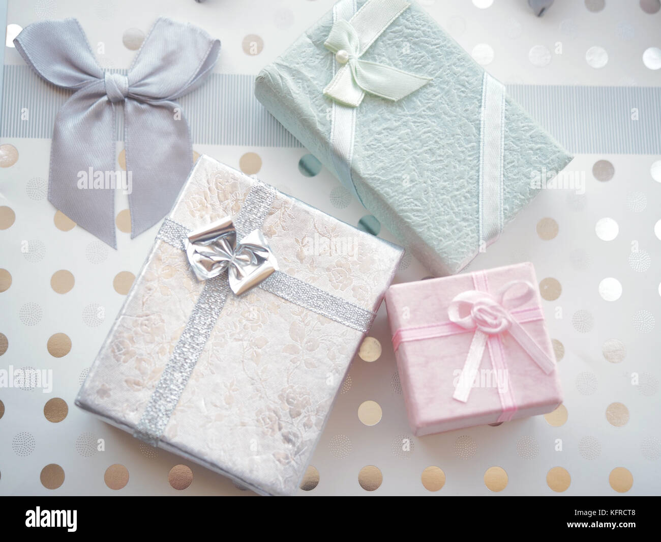 Foto von verpackten Geschenke oder Geschenke für Weihnachten oder Geburtstag Stockfoto