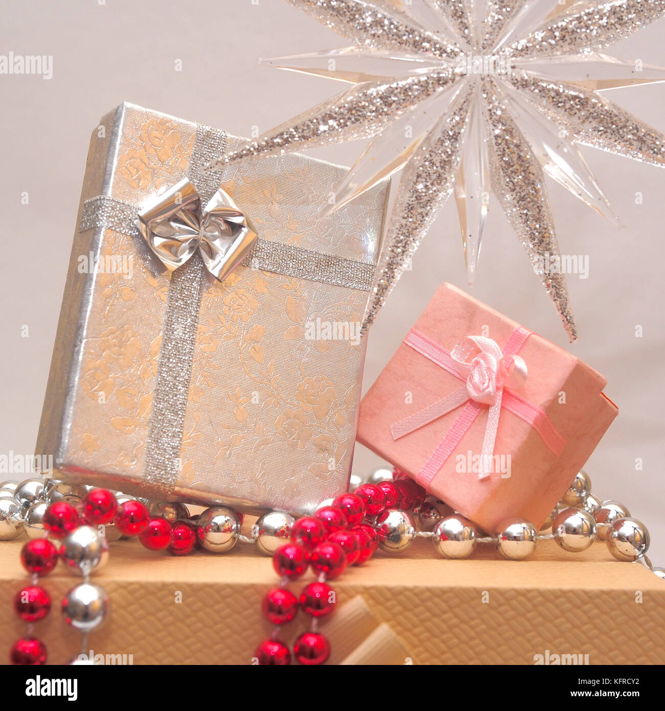 Foto der Weihnachtsgeschenke oder Geschenke verpackt - Geschenk mit Schleife verpackt Stockfoto