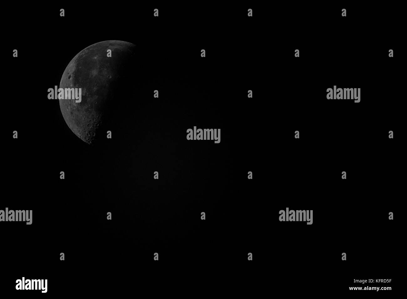 Luna Der Mond ist der einzige natürliche Satellit der Erde. Mit einem äquatorialen Durchmesser 1 km 3474 ist das Sonnensystem größten Satelliten, während 5. Stockfoto