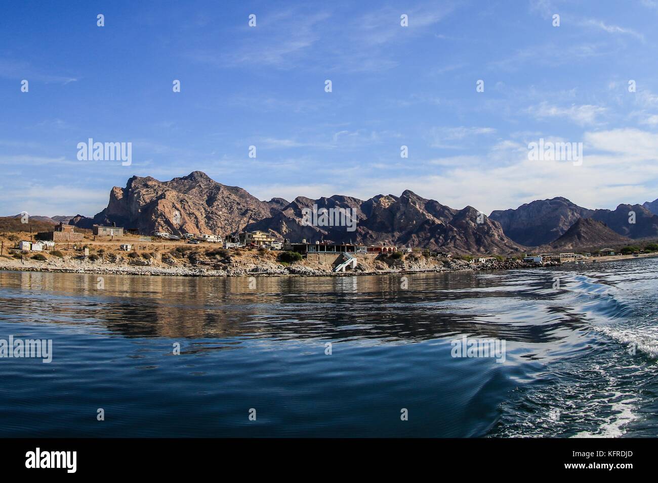 Strand, Meer, Sahuaros, Kaktus, ozeanische Wüste, Hafen, Aussichtspunkt und Tetacahui Hügel im Hafen von San Carlos, Sonora, Mexiko. Golf von Kalifornien Stockfoto