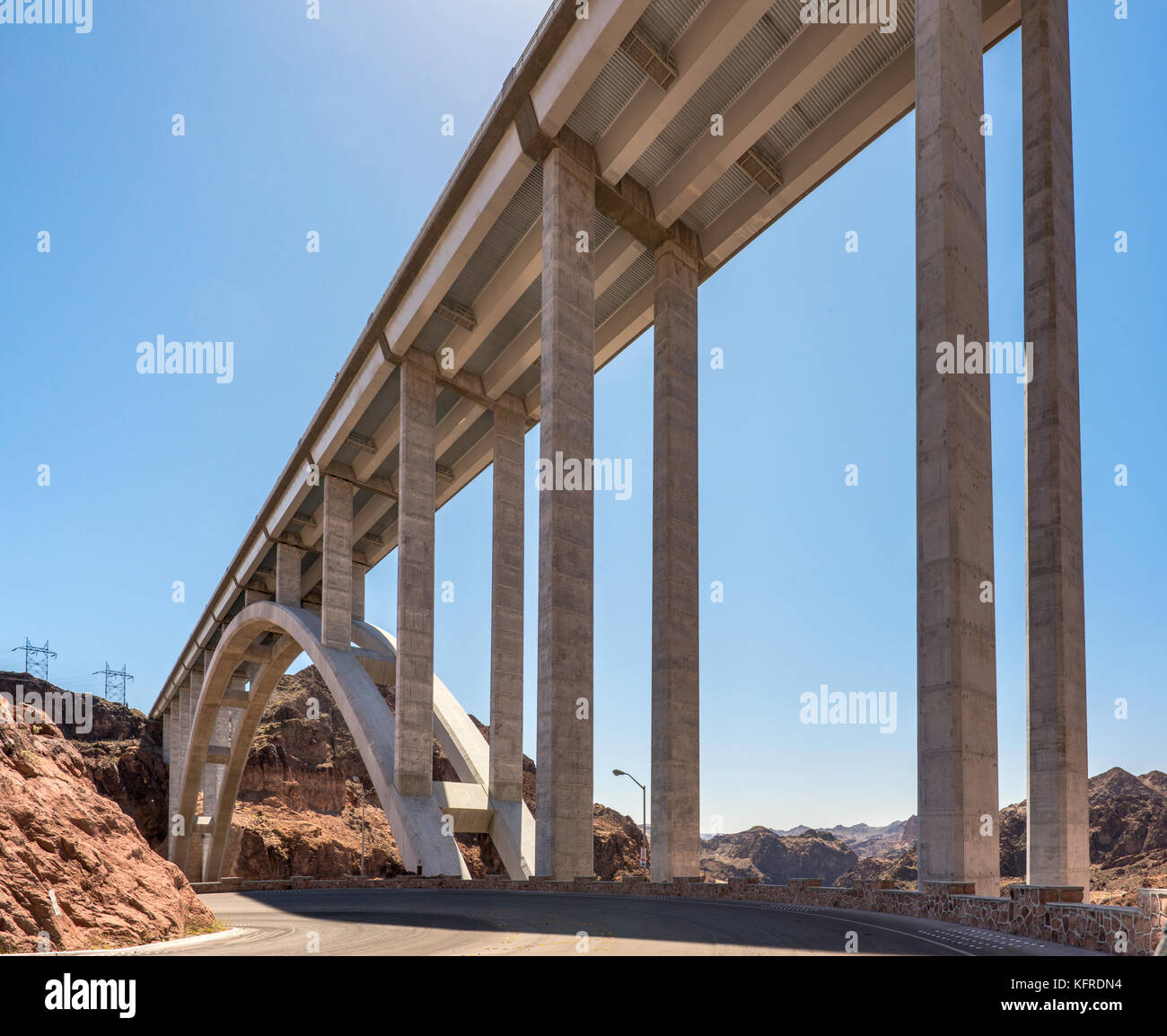 Mike O'Callaghan Pat Tillman Memorial Bridge über den Colorado River, in der Nähe der Hoover Dam, Mojave Wüste, in der Nähe von Boulder City, Nevada, USA Stockfoto