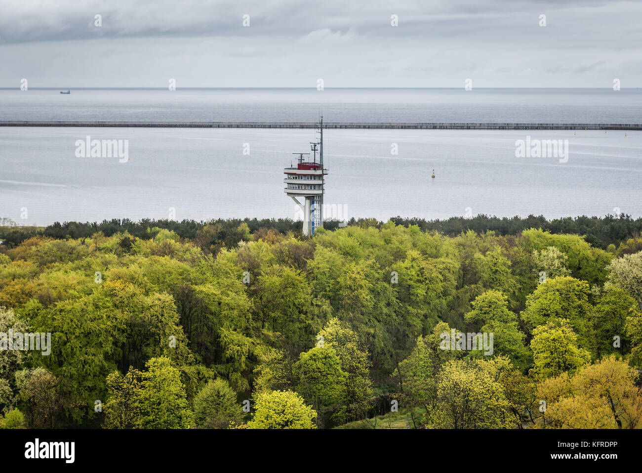 Blick vom Leuchtturm in Swinoujscie Stadt mit Schiffverkehr Service Turm, Westpommern Woiwodschaft Polen Stockfoto